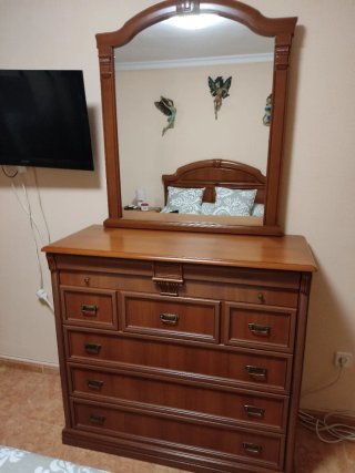 Cómoda de madera con espejo