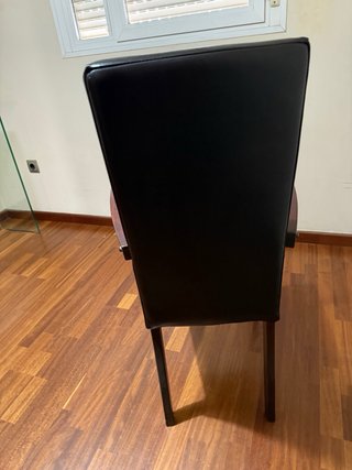 Silla de piel y madera oscura