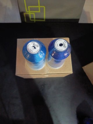 Bobina hilo poliéster azul nuevo. Bordar a máquina