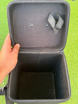 Mochila cuadrada negra con correa