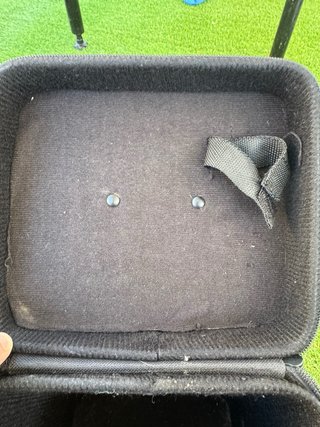 Mochila cuadrada negra con correa