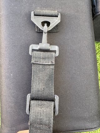 Mochila cuadrada negra con correa