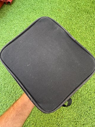 Mochila cuadrada negra con correa