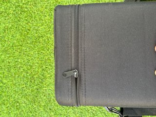 Mochila cuadrada negra con correa