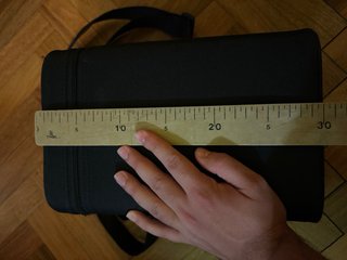 Mochila cuadrada negra con correa