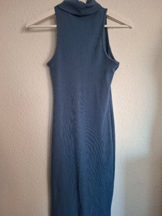 Vestido largo azul cuello alto sin mangas