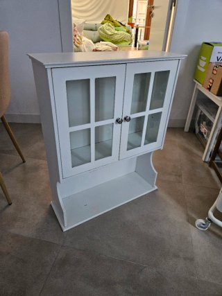 Mueble de baño blanco con puertas de cristal