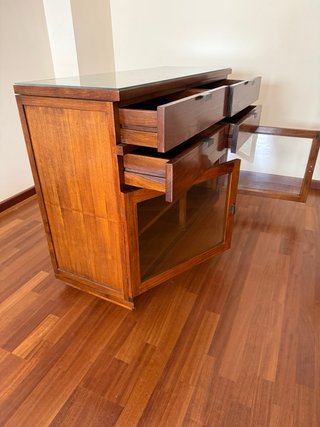 Aparador de madera con cristal