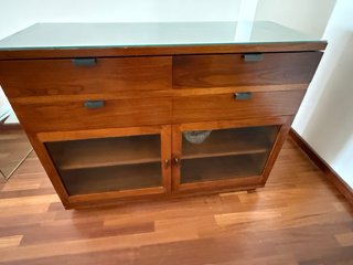 Aparador de madera con cristal
