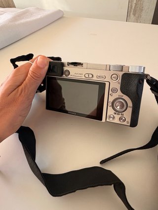 Sony Alpha 6000 + Objetivo + Cargador + correa