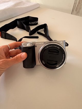 Sony Alpha 6000 + Objetivo + Cargador + correa