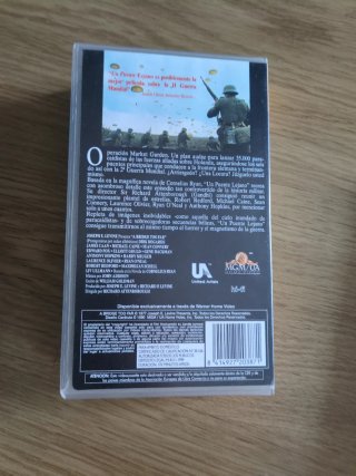 2 Películas VHS Bélicas: Un Puente Lejano y La Cru