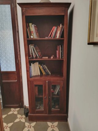 Estantería madera maciza oscura con puertas