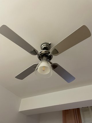 Ventilador de techo plateado con luz