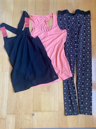 Conjunto deportivo: 2 camisetas y mallas