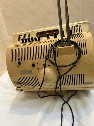 Televisor portátil ITT antiguo