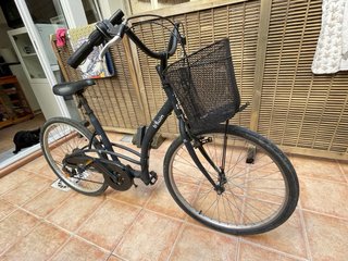 Bicicleta de paseo negra con cesta
