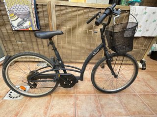 Bicicleta de paseo negra con cesta