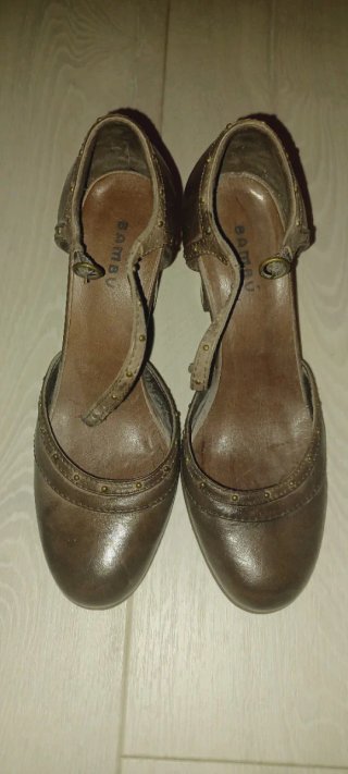 Zapatos de piel con tiras y tachuelas