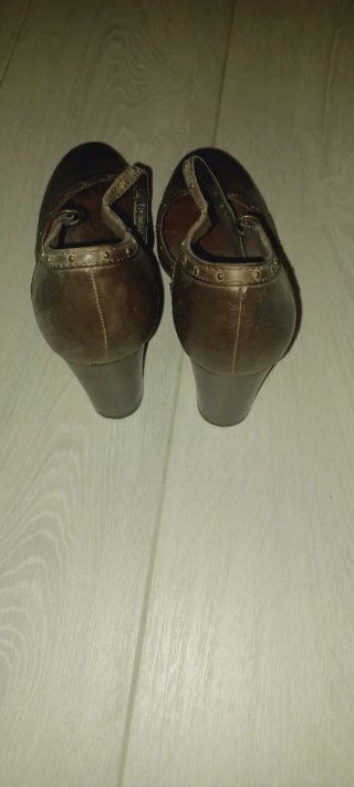 Zapatos de piel con tiras y tachuelas