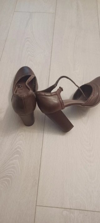 Zapatos de piel con tiras y tachuelas