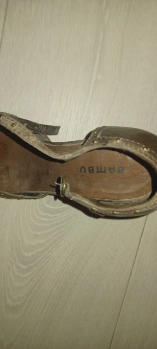 Zapatos de piel con tiras y tachuelas