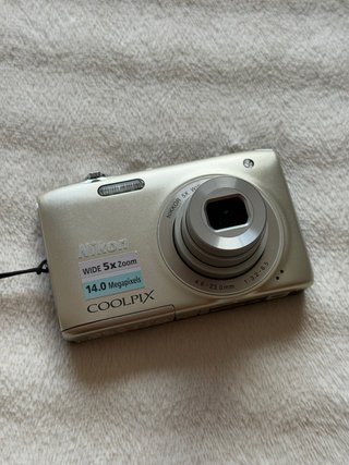 Nikon Coolpix S3100 Camara Digital Dorada con caja