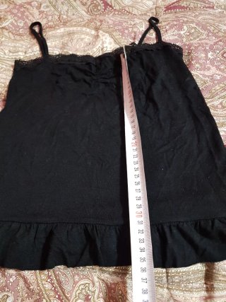 Top nero con pizzo e volant