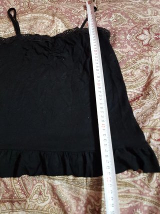 Top nero con pizzo e volant
