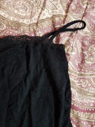 Top nero con pizzo e volant