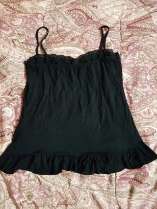 Top nero con pizzo e volant