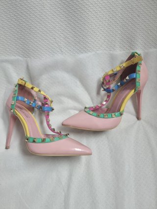 Tacones Altos Multicolor con Tachuelas