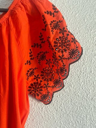 Camiseta naranja con mangas bordadas