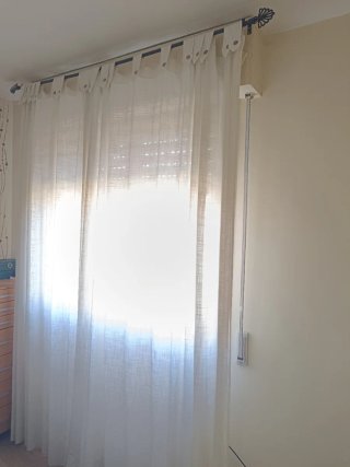 Barra de cortina negra con detalles