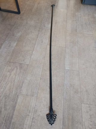 Barra de cortina negra con detalles