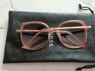 Gafas de sol Guess doradas y rosas
