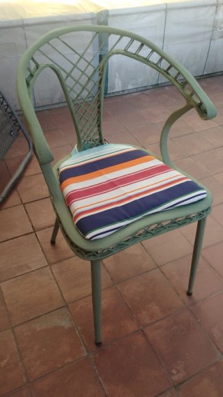 Silla de madera robusta verde oliva con cojín .