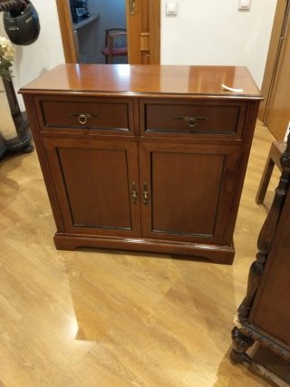 Mueble de madera con cajones y puertas