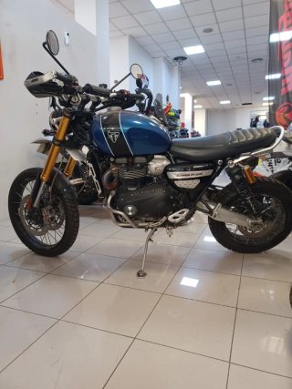 Triumph 1200 XE  Moto Azul