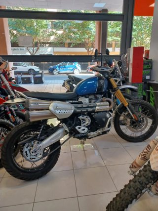Triumph 1200 XE  Moto Azul