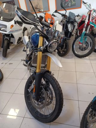 Triumph 1200 XE  Moto Azul