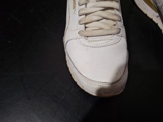 Zapatillas Puma Blancas y Doradas