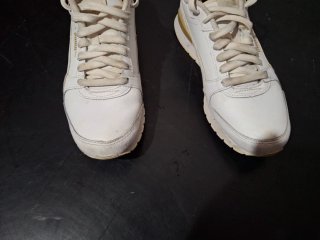 Zapatillas Puma Blancas y Doradas