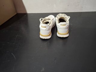 Zapatillas Puma Blancas y Doradas