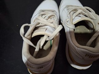 Zapatillas Puma Blancas y Doradas