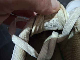 Zapatillas Puma Blancas y Doradas