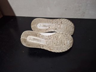 Zapatillas Puma Blancas y Doradas