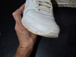Zapatillas Puma Blancas y Doradas