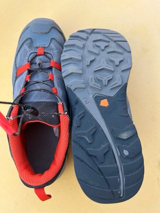 Zapatos de trekking grises y rojos