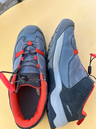 Zapatos de trekking grises y rojos